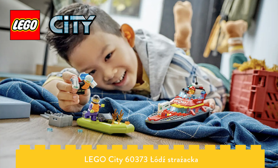 Chłopiec bawiący się łodzią strażacką LEGO City